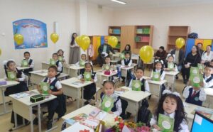 Первоклассники Якутии получили дневники на двух государственных языка