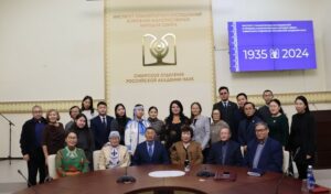 Гуманитарнай чинчийии института уонна Эдьигээн оройуонун дьаһалтата бииргэ үлэлээһиҥҥэ дуогабарга илии баттастылар